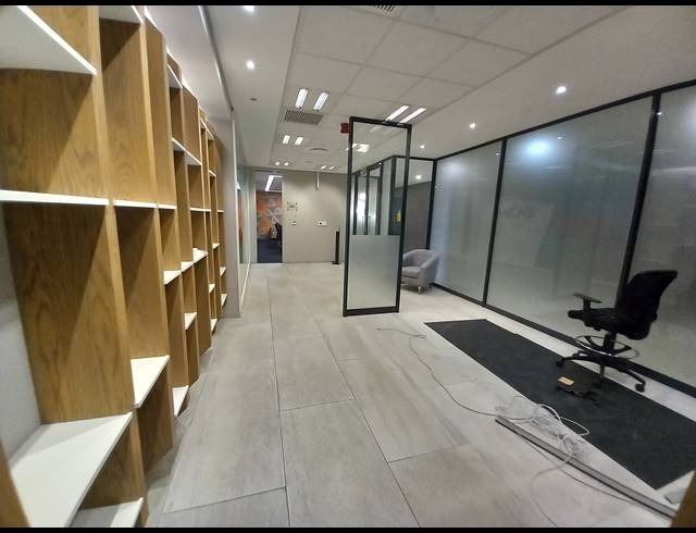 1,267M² OFFICE TO LET IN BRYANSTON